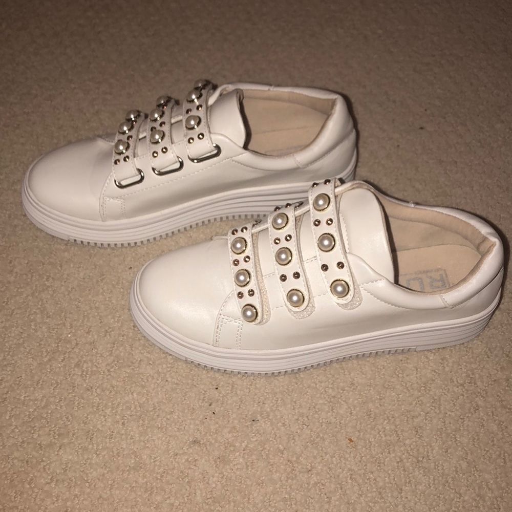 Faux pearl Velcro sneakers